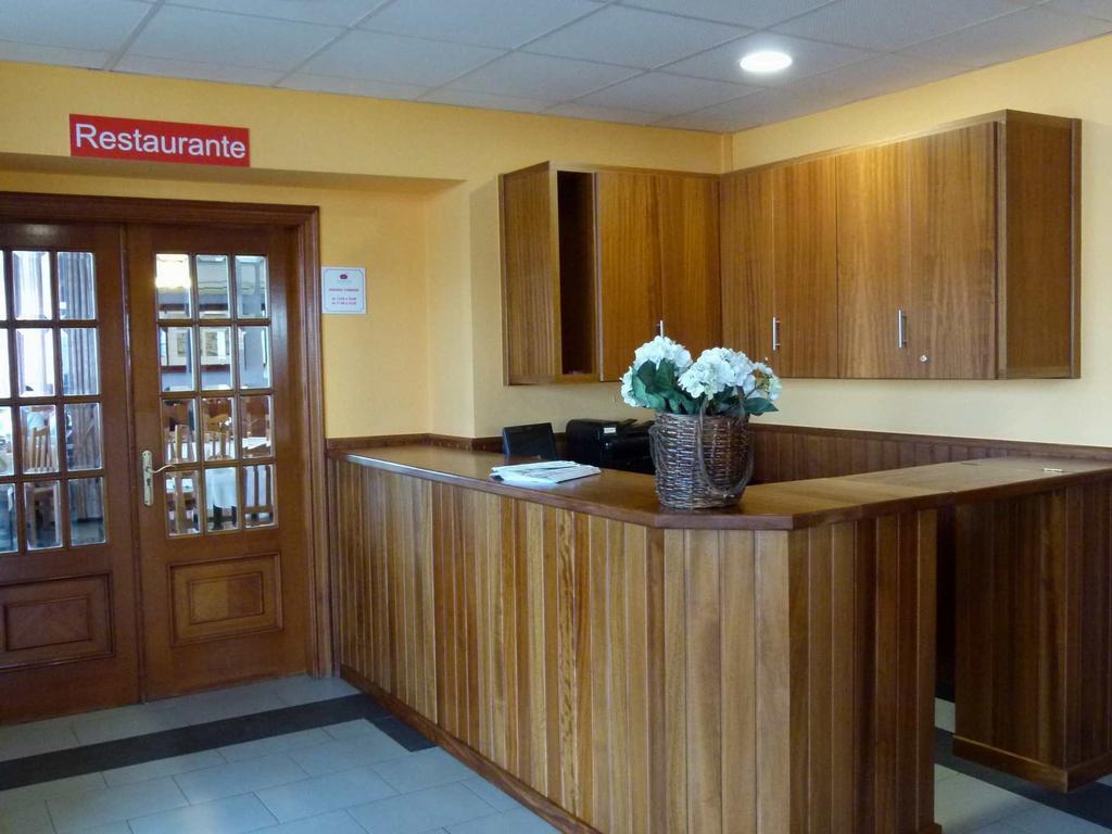 Hostal Chiquin Тапия-де-Касарьего Экстерьер фото