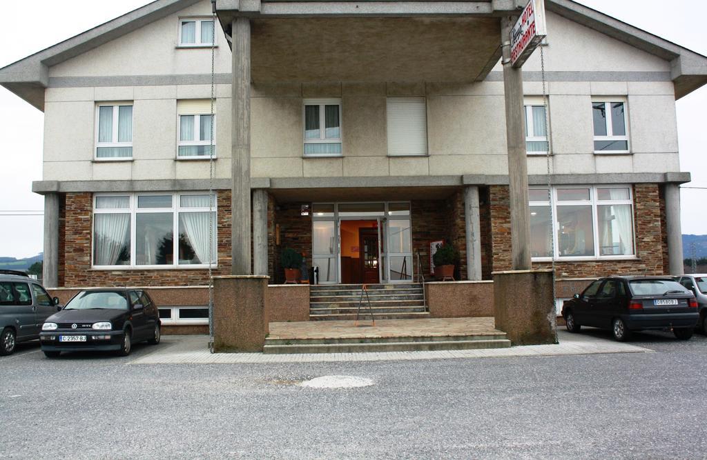 Hostal Chiquin Тапия-де-Касарьего Экстерьер фото