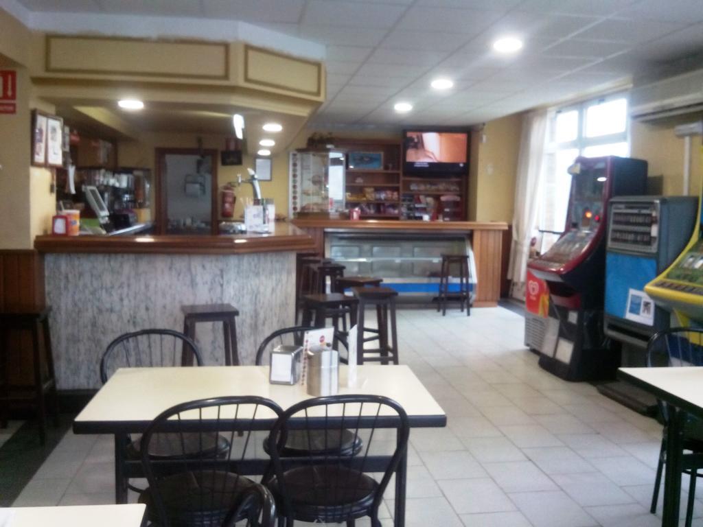 Hostal Chiquin Тапия-де-Касарьего Экстерьер фото